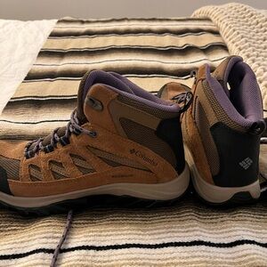 Colombia hiking boots never worn size 9